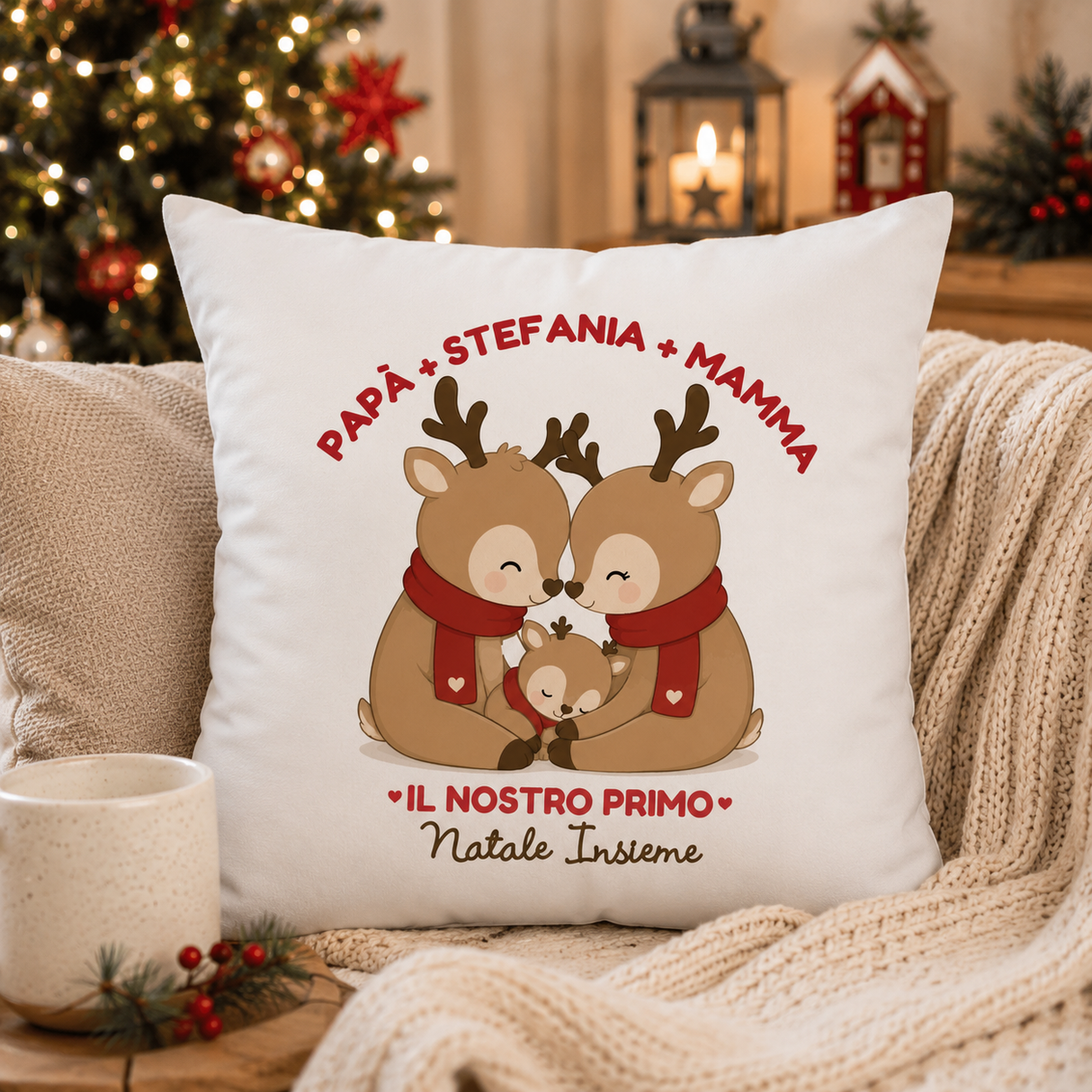 Cuscino bianco con renne, cuori e scritta “Il nostro primo Natale insieme” con Papa Stefania Mamma