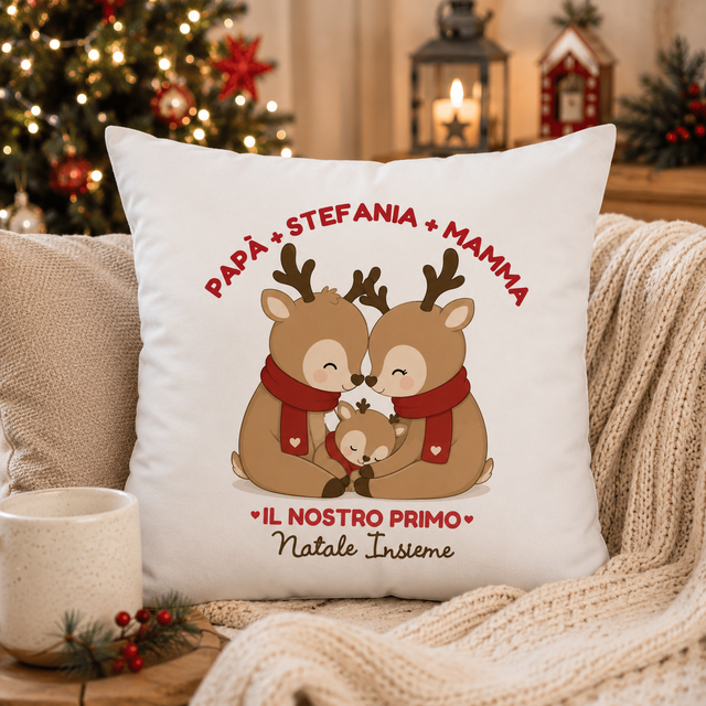 Cuscino bianco con renne, cuori e scritta “Il nostro primo Natale insieme” con Papa Stefania Mamma