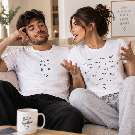 Coppia di t-shirt bianche con stampa minimal “BLA” e cuori, maniche corte