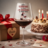 Calice da vino trasparente con scritta rossa “Nato a Febbraio” e “Mi Innamoro…”
