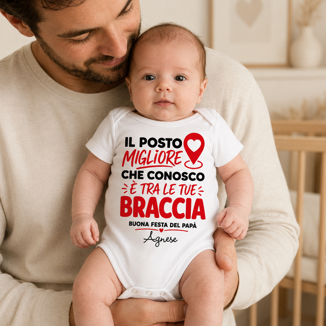 Body neonato bianco con scritta Festa del Papà e nome Agnese, indossato