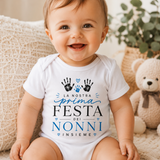 Body neonato bianco con scritta Festa dei Nonni azzurra e dettagli con manine