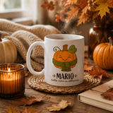 Tazza bianca con zucca e nome 'MARIO', scritta 'caldo come un abbraccio'.