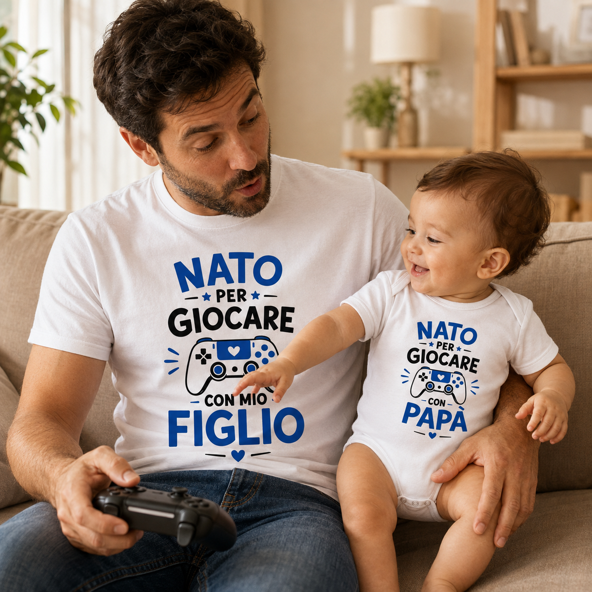 Maglietta bianca con grafica blu gaming e body bianco con scritta Nato per giocare