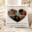 Cuscino personalizzato bianco con cuore e foto di coppia; “Marco e Giorgia” e frase “100 vite”