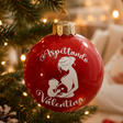 Pallina di vetro natalizia rossa con scritta Aspettando Valentina e silhouette mamma bimbo