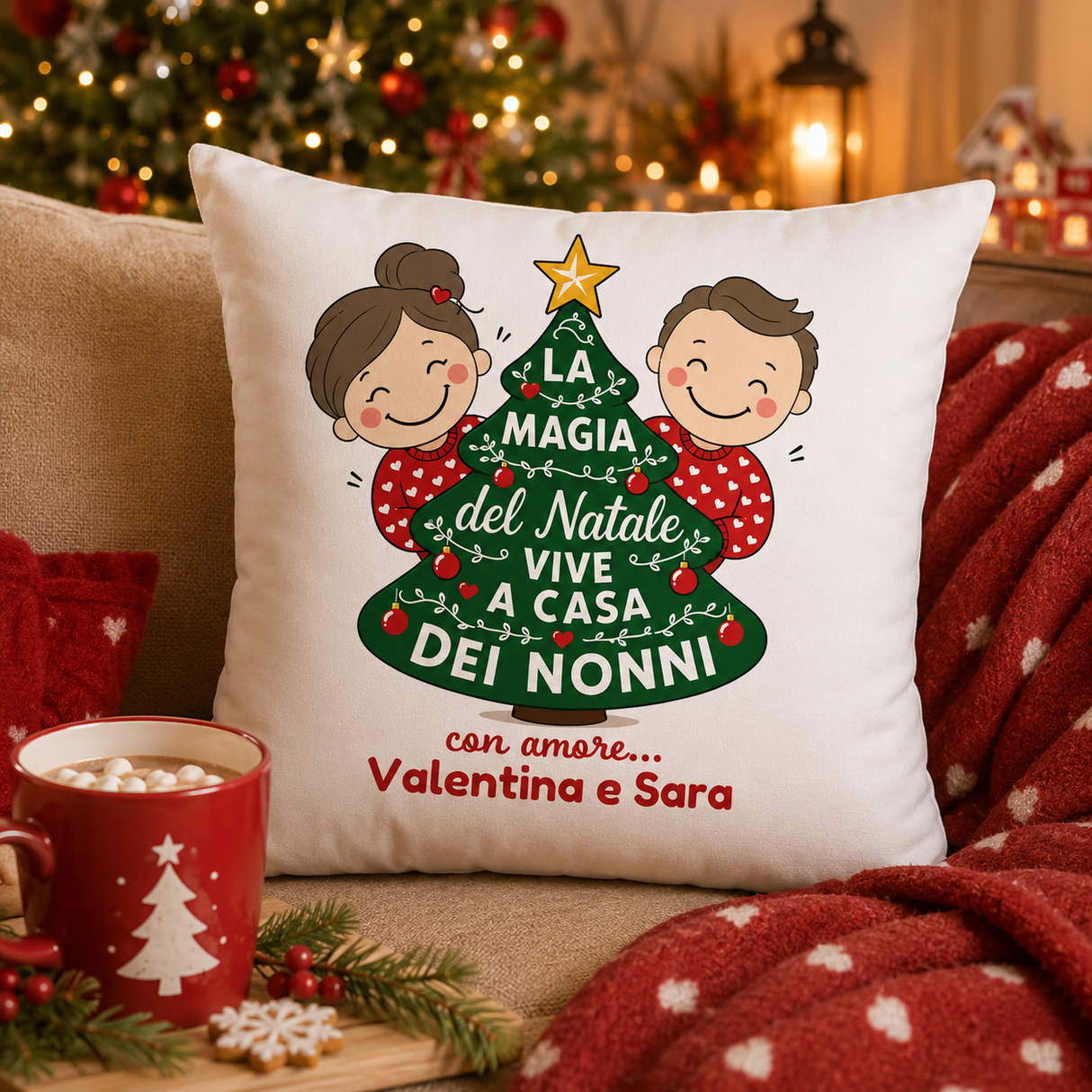 Cuscino bianco natalizio con grafica albero e scritta “Vive a casa dei nonni”