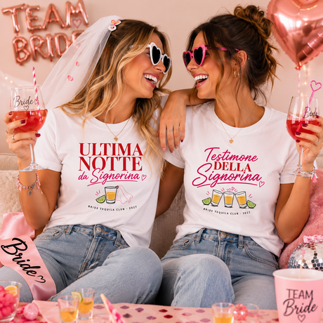 T-shirt bianca con scritta rossa “Testimone della Signorina” indossata