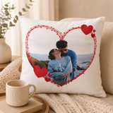 Cuscino bianco personalizzato con foto di coppia e cuore rosso decorativo