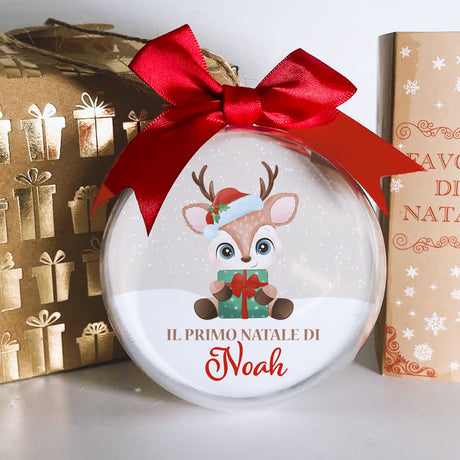 Pallina natalizia sferica con fiocco rosso, renna e «Il primo Natale di Noah»