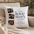 Cuscino personalizzato bianco con 3 foto, testo Every Love Story e cuori rossi