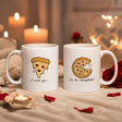 Coppia tazze bianche con grafica pizza e cuori: “I need you...” e “to be complete!”