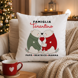 Cuscino bianco con scritta «Famiglia» e cuori, orsetti e nomi ricamati