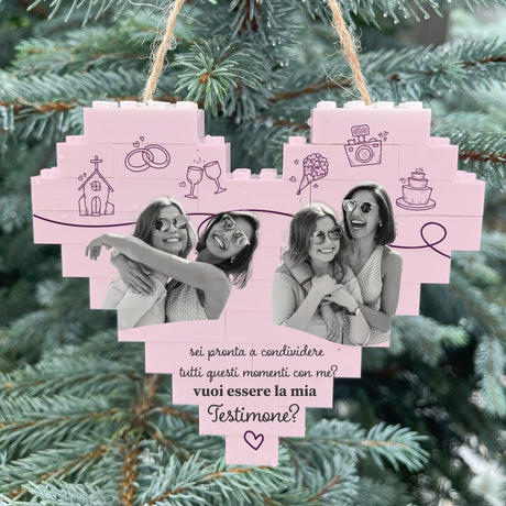 Decorazione natalizia in mattoncini rosa con foto e scritta “Vuoi essere la mia Testimone?”