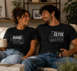 T-shirt coordinate coppia Bonnie & Clyde nere, indossate da coppia, stampa frontale
