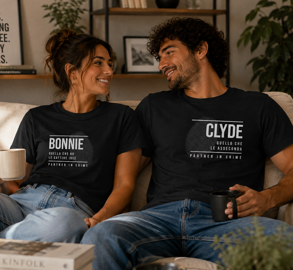 T-shirt coordinate coppia Bonnie & Clyde nere, indossate da coppia, stampa frontale