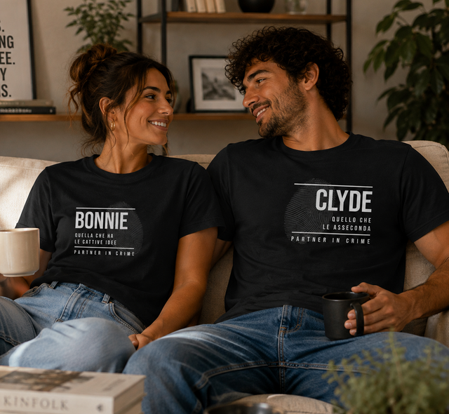 T-shirt coordinate coppia Bonnie & Clyde nere, indossate da coppia, stampa frontale