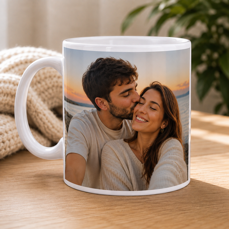 Tazza bianca con foto di coppia sorridente, stampa a tutta superficie