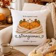 Cuscino personalizzato bianco con zucche innamorate e scritta “Stringiamoci”
