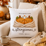 Cuscino personalizzato bianco con zucche innamorate e scritta “Stringiamoci”