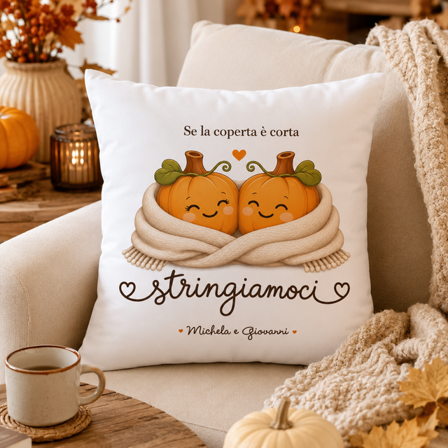 Cuscino personalizzato bianco con zucche innamorate e scritta “Stringiamoci”