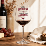 Calice da vino in vetro trasparente con scritta “Nato a Settembre” e icona bicchiere rosso, con vino.