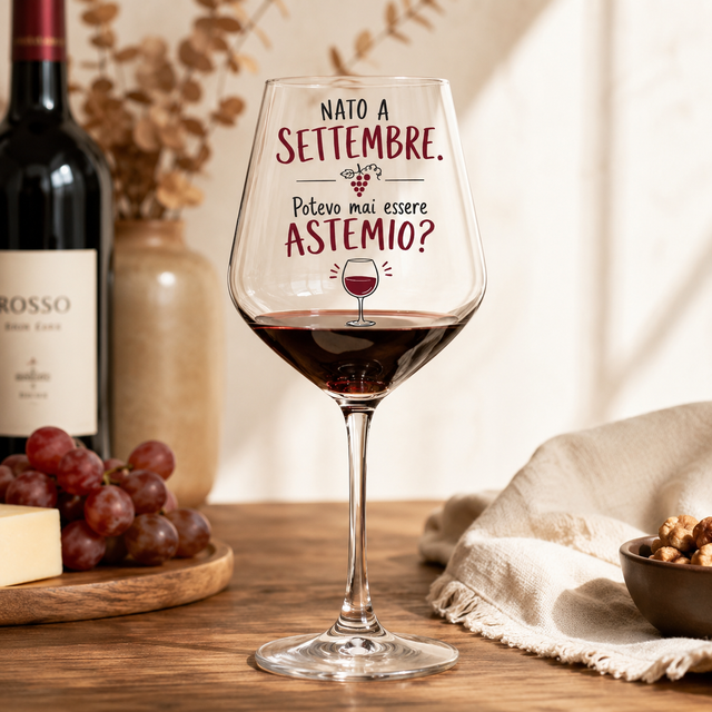 Calice da vino in vetro trasparente con scritta “Nato a Settembre” e icona bicchiere rosso, con vino.