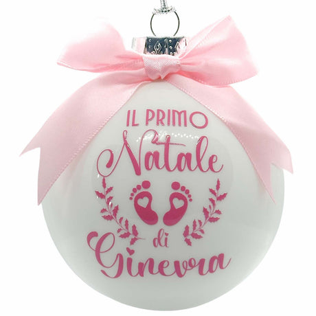 Pallina di vetro bianca con fiocco rosa e scritta “Il primo Natale di Ginevra”