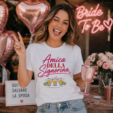 T-shirt bianca con scritta rosa “Amica della Signorina” e disegni di bicchieri tequila