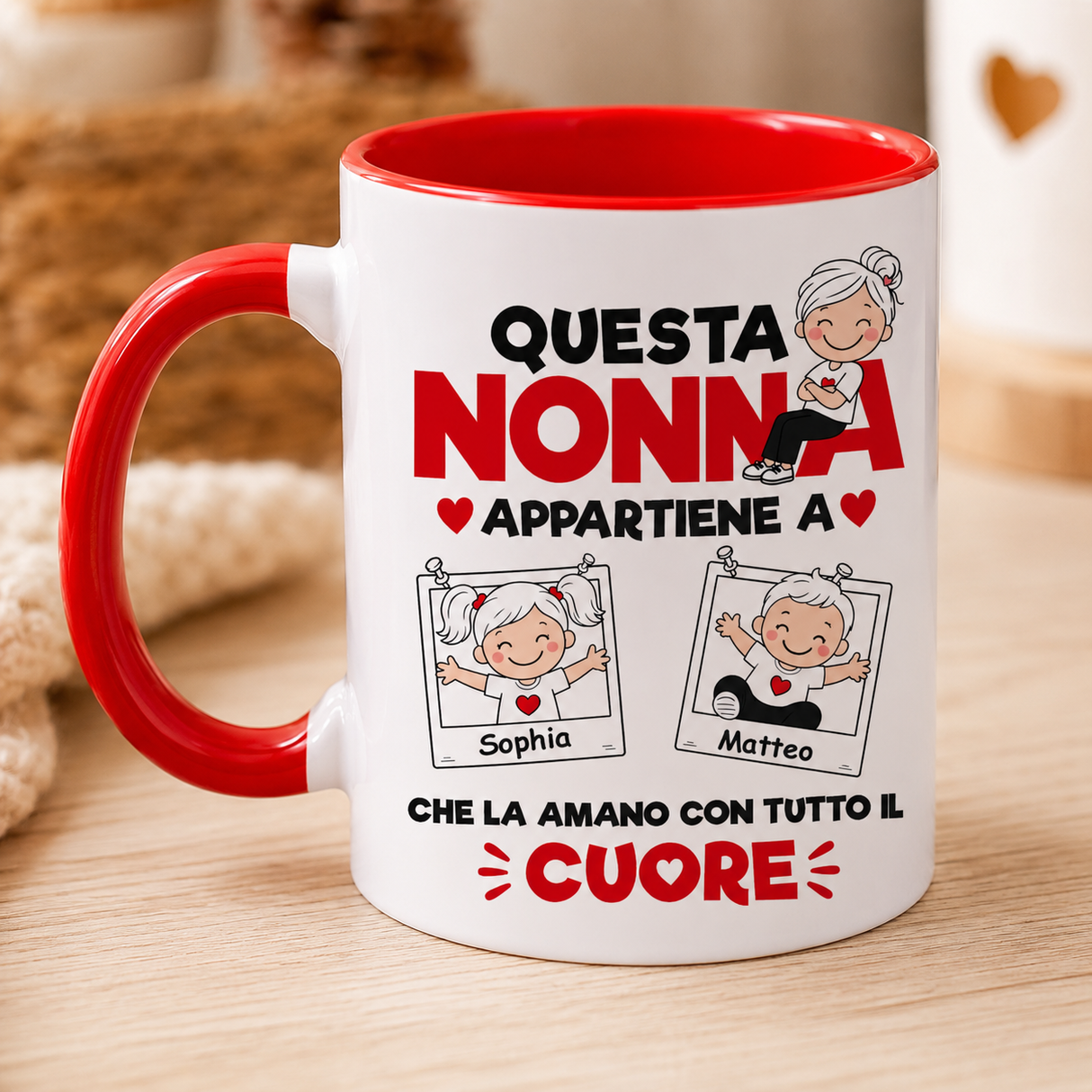 Tazza bianca con manico e bordo rossi, scritta Questa Nonna e cuori