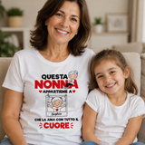 Maglietta bianca con stampa “Questa Nonna” e cuori, vista con bambina