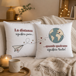 Coppia di cuscini bianchi con stampa distanza, cuori e globo