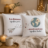 Coppia di cuscini bianchi con stampa distanza, cuori e globo