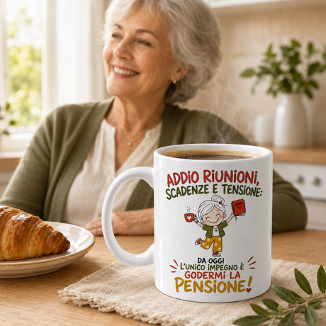 Tazza bianca con caffè e manico, scritta “Godermi la pensione!”