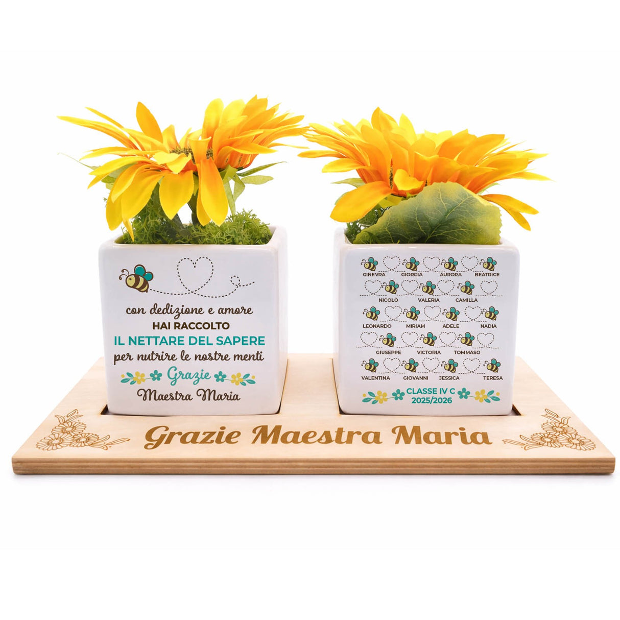 Vasetti decorativi bianchi con fiori gialli, 'Grazie Maestra Maria' su base in legno