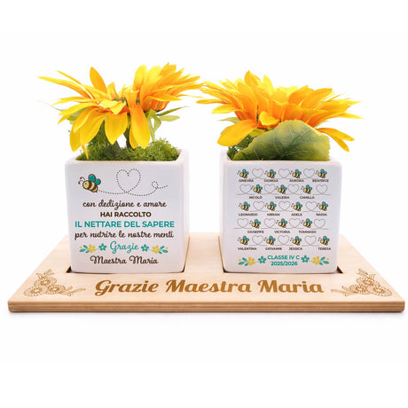 Vasetti decorativi bianchi con fiori gialli, 'Grazie Maestra Maria' su base in legno