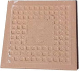 Piastrella in ceramica quadrata beige con motivo a rilievo di piccoli quadrati