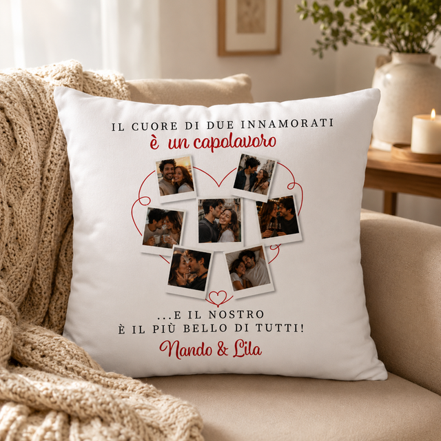 Cuscino bianco con cuore di foto e scritta “è un capolavoro” e “Mando & Lila”.