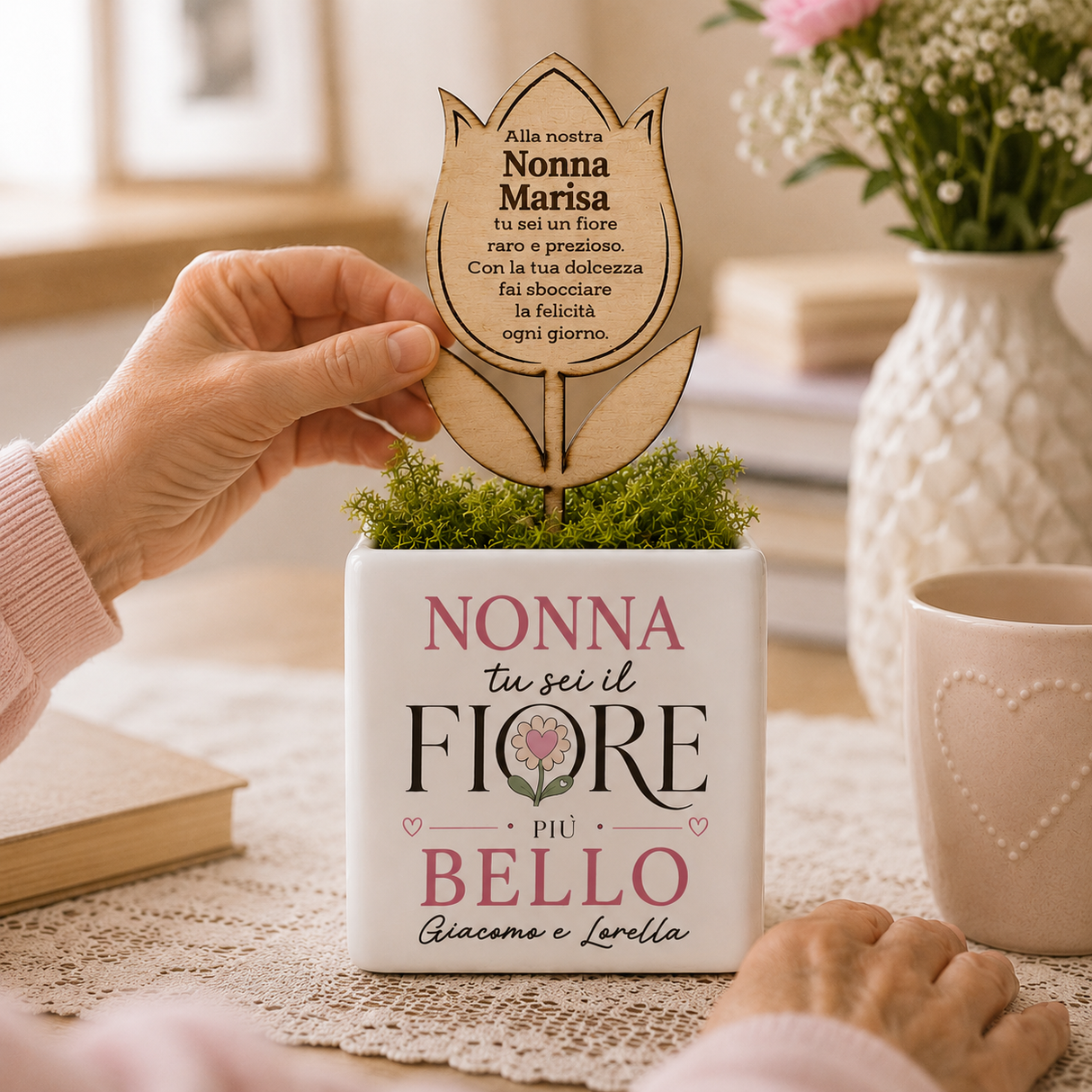 Vaso bianco con fiore in legno inciso tenuto in mano: NONNA, tu sei il fiore più bello