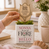 Vaso bianco con fiore in legno inciso tenuto in mano: NONNA, tu sei il fiore più bello