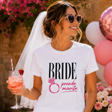 T-shirt bianca da sposa con stampa BRIDE, anello rosa e “prendo marito”.