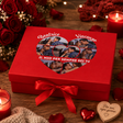 Scatola regalo rossa con cuore in foto e nastri; nomi “Beatrice” e “Vincenza”