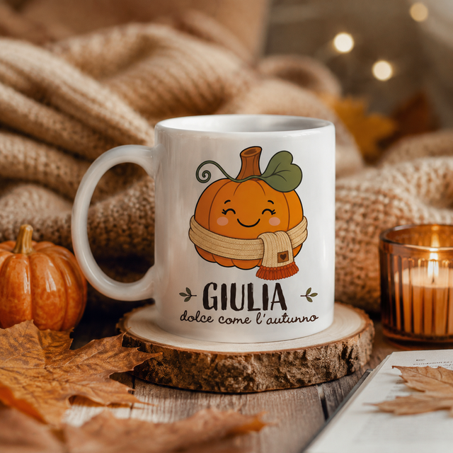 Tazza bianca con zucca sorridente, nome 'GIULIA' e scritta 'dolce come l’autunno'.