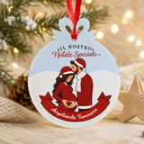 Ornamento rotondo natalizio con nastr o rosso, illustrazione di coppia e “Il Nostro Natale Speciale”.