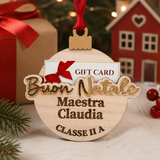 Decorazione natalizia in legno con nastro rosso, scritta Gift Card Buon Natale Maestra Claudia