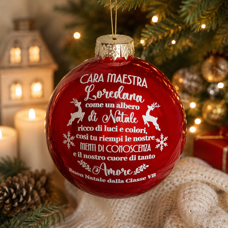 Pallina di vetro rossa con testo “Cara Maestra” e auguri di Natale