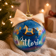 Pallina di vetro natalizia blu personalizzata con fiocco beige e cavallo a dondolo