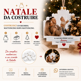 Decorazione natalizia in mattoncini bianchi con grafica 'Natale da costruire'