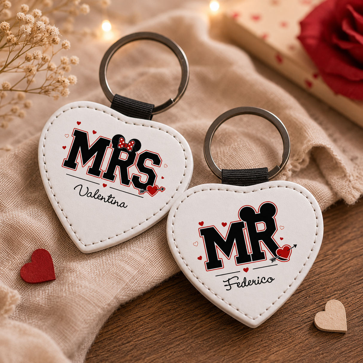 Portachiavi a cuore in pelle bianca con anelli neri, scritte Mr Federico e Mrs Valentina