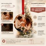 Ornamento natalizio in plexiglass rotondo con foto e cuore traforato, appeso con nastro rosso